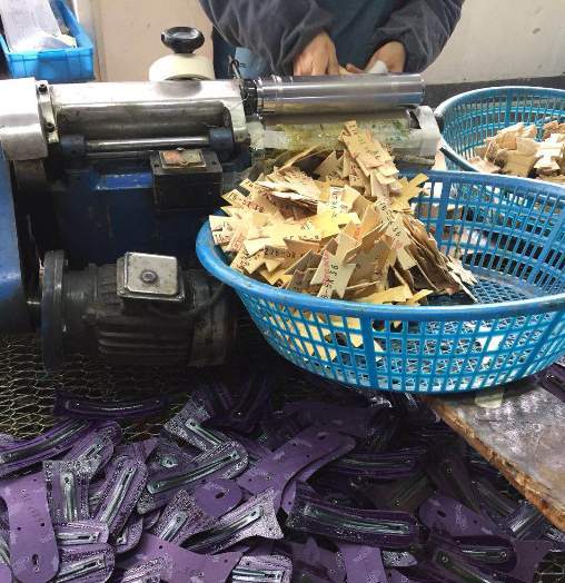 德力鞋膠配合過(guò)膠機(jī)進(jìn)行過(guò)膠