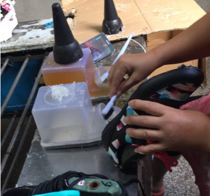 閩馳公司工人為運動鞋刷膠