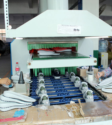 成型車間工人在上一哥鞋用膠水